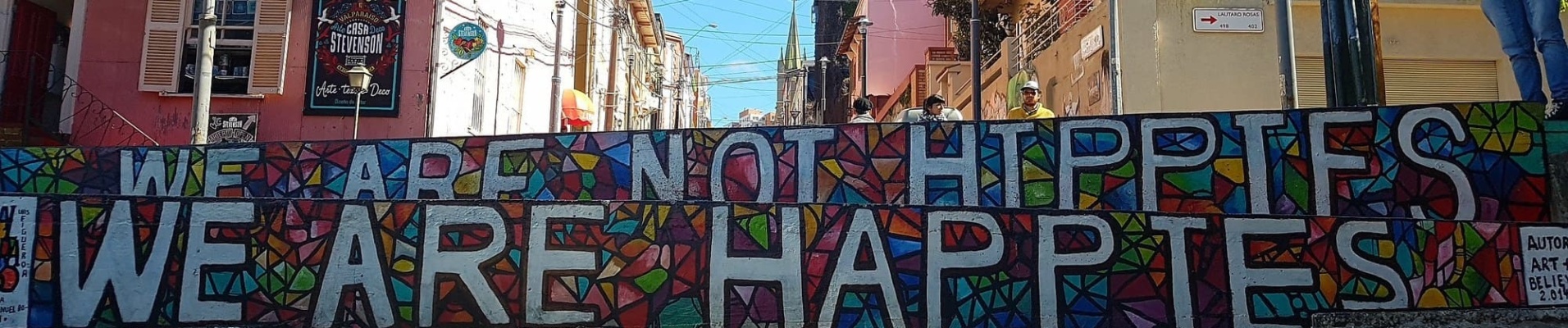 Peinture murale street art Valparaiso, Chili. Nous ne sommes pas des hippies, nous sommes des "happies", la joie de vivre à la chilienne. Agence locale Chili.