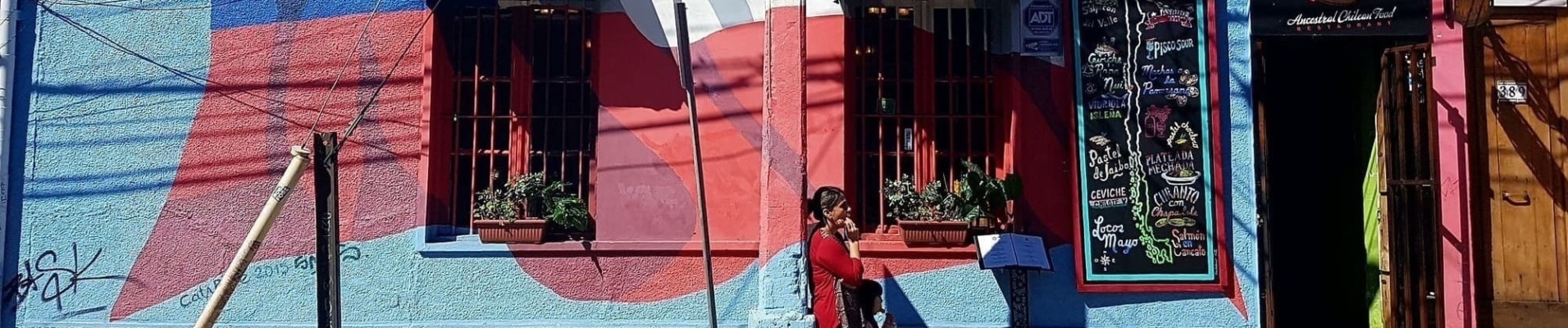 Street art à Valparaiso : drapeau du Chili. Agence de voyage Chili.