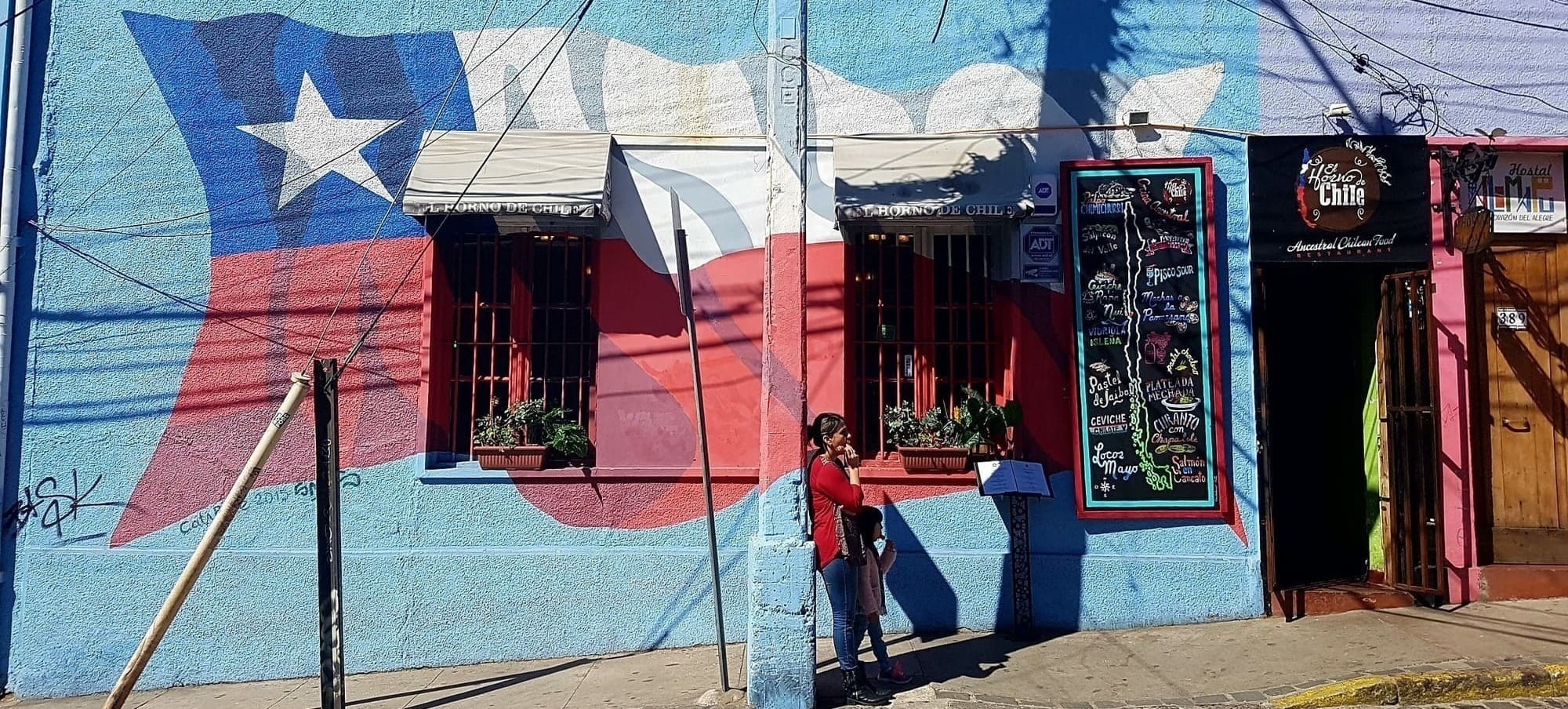 Street art à Valparaiso : drapeau du Chili. Agence de voyage Chili.