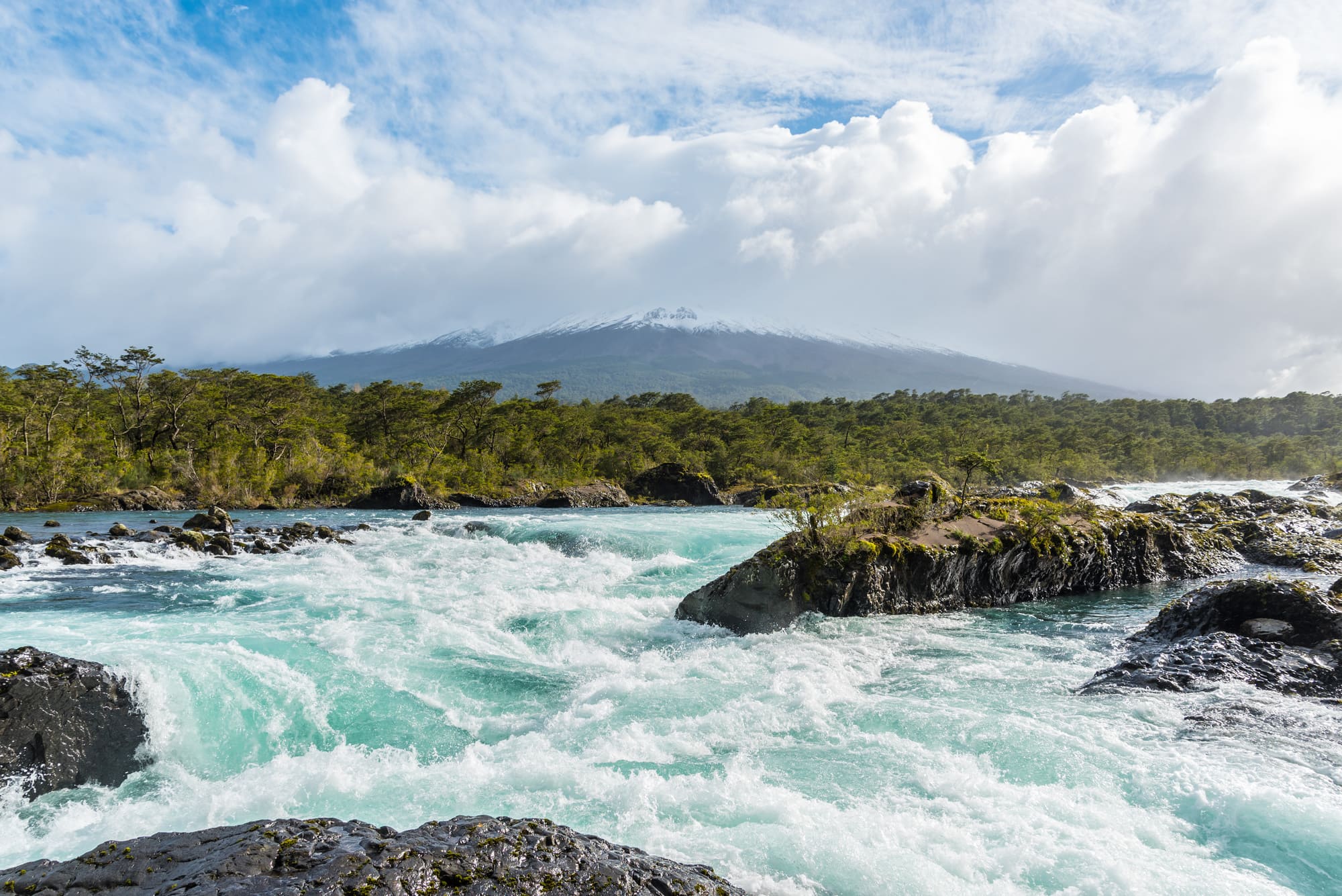 Chutes de Petrohue, Volcan enneigé d'Osorno, proche de Puerto Varas, Chili. Notre agence locale Chili.