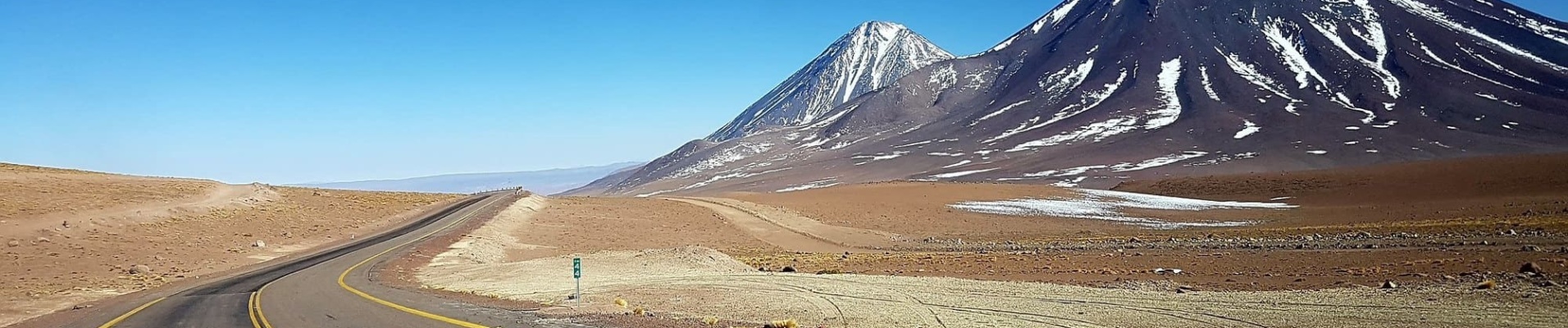 Transports intérieurs au Chili. Location de voiture Chili. Route dans le désert d'Atacama.