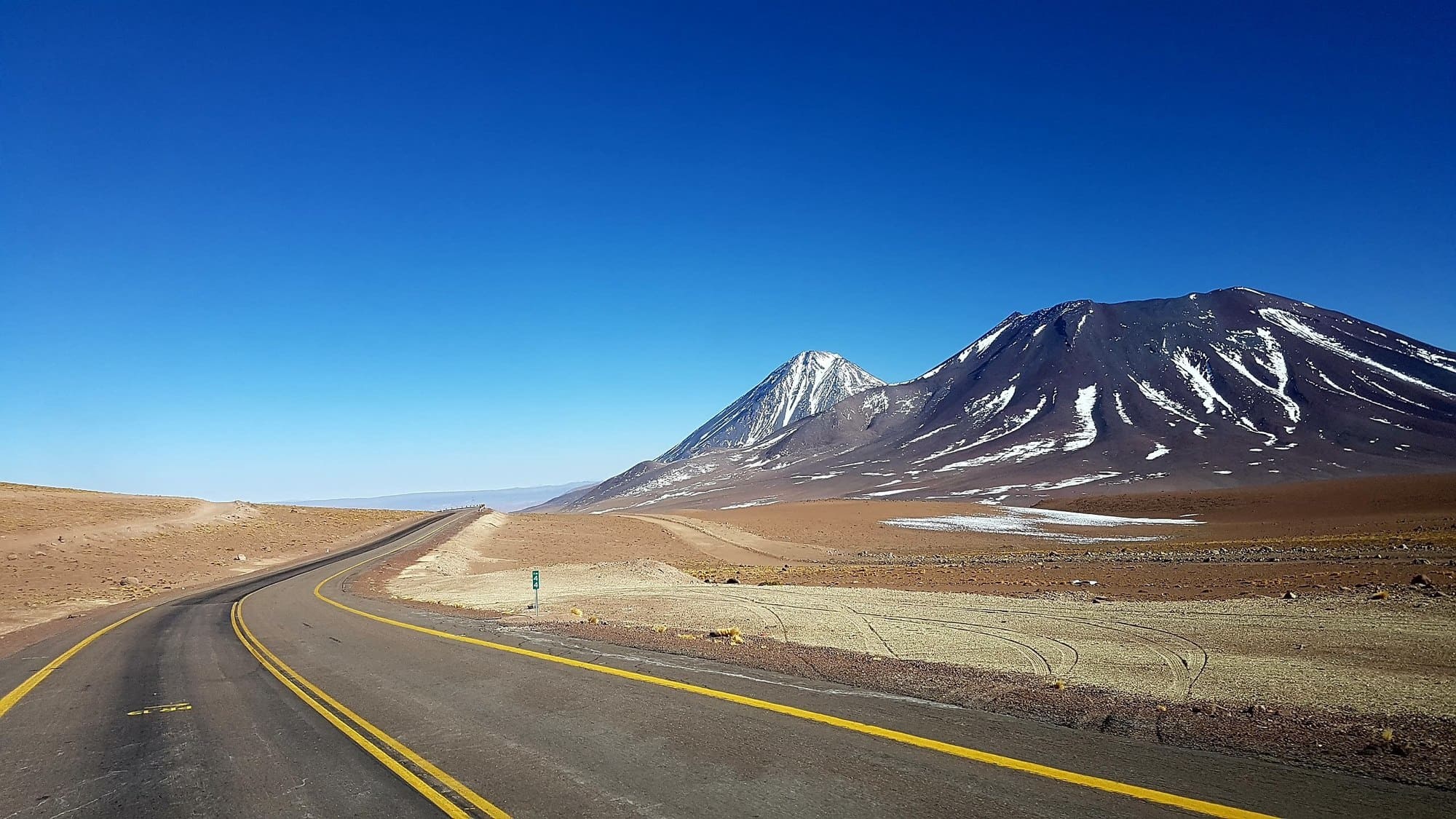 Transports intérieurs au Chili. Location de voiture Chili. Route dans le désert d'Atacama.