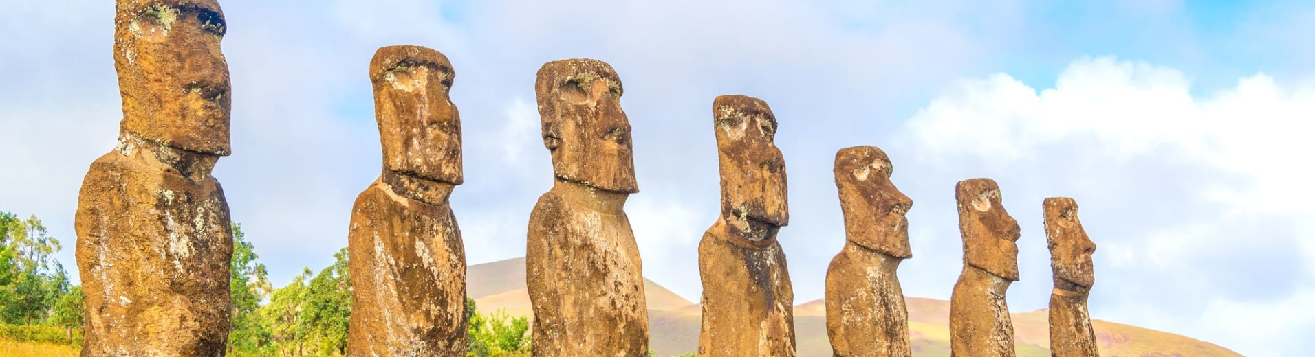 Sept statues Moaïs sur le site d'Ahu Akivi, Ile de Paques