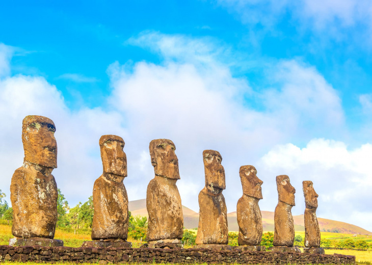 Sept statues Moaïs sur le site d'Ahu Akivi, Ile de Paques